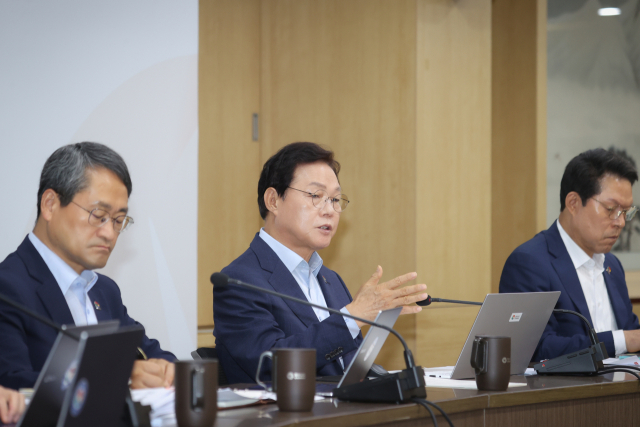 확대간부회의에서 도정 철학을 밝히는 박 지사. 경남도 제공