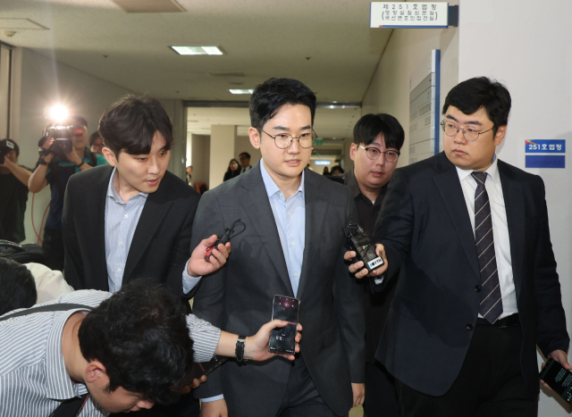 지난 6·3 지방선거에서 피습 자작극 의혹을 받는 정이한 전 개혁신당 부산시장 후보가 8일 부산지방법원에 구속 전 피의자 심문(영장실질심사)에 출석하기위해 법정에 들어서고 있다. 이재찬 기자 chan@