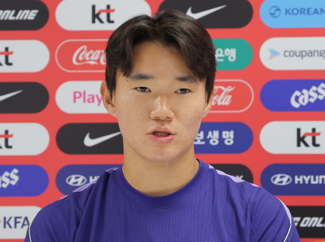 한국 축구 국가대표팀 양현준이 6월 27일(현지 시간) 멕시코 과달라하라 인근 사포판의 치바스 바예 베르데에서 훈련에 앞서 취재진 질문에 답변하고 있다. 연합뉴스
