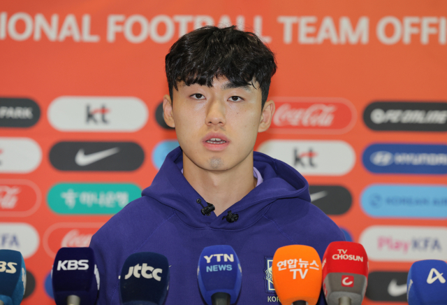 2026 북중미 월드컵에 출전한 축구 국가대표팀 이기혁이 5월 18일 인천국제공항 제2여객터미널에서 사전 훈련 캠프가 열리는 미국 유타주 솔트레이크시티로 출국하기 전 취재진 질문에 답하고 있다. 연합뉴스