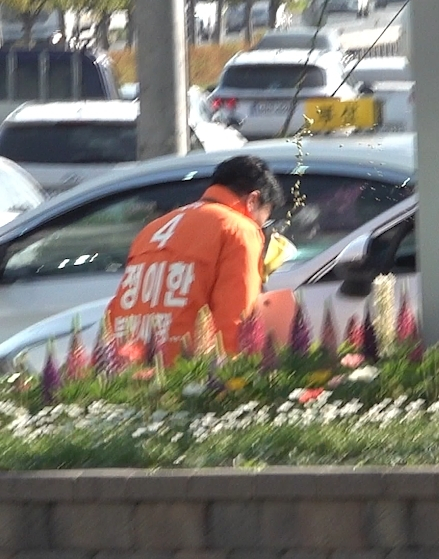개혁신당 정이한 부산시장 후보가 4월 27일 선거 유세를 하다가 한 승용차 운전자가 던진 음료수를 맞고 쓰러져 응급실로 이송됐다. 부산일보DB