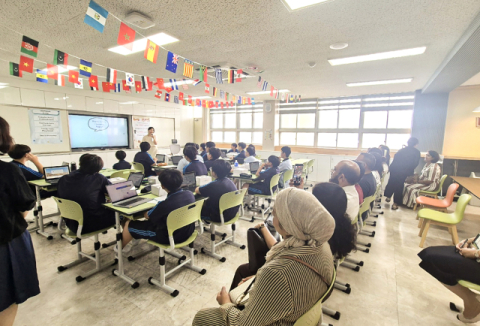 모리셔스 중등교사 연수생들이 덕원중학교 디지털 교육 수업을 참관하고 있다. 신라대 제공