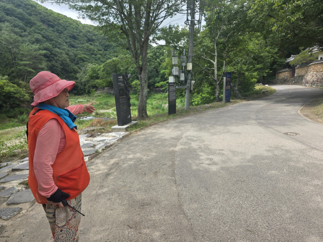 대곡마을 주민 이현숙씨가 늘어난 관광객에도 좁은 반구천 암각화 진입로로 사고 위험이 높다고 지적하고 있다. 오상민 기자
