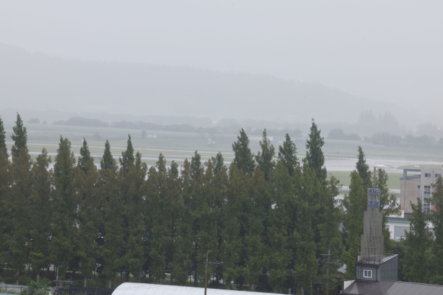 8일 오전 전남광주통합특별시 광산구 송정동 반도체 클러스터가 들어설 군공항 부지에 비가 내리고 있다. 연합뉴스