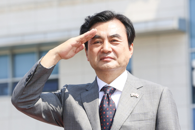 안규백 국방부 장관이 지난달 28일 서울 용산구 국방부 연병장에서 열린 의장행사에서 경례하고 있다. 연합뉴스