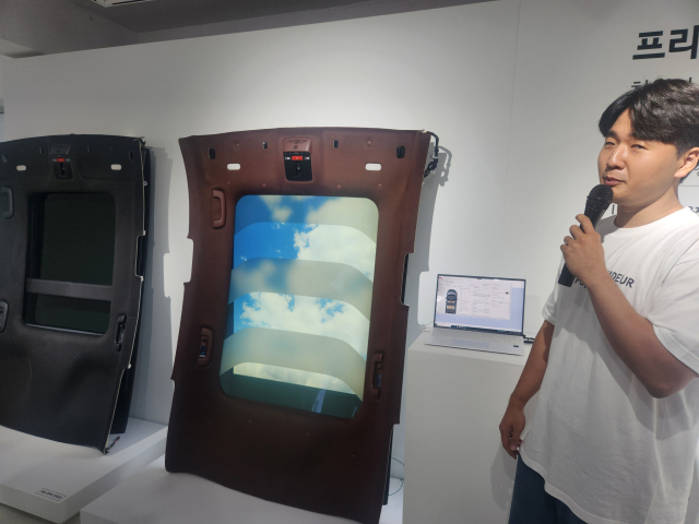 현대자동차 연구원이 준대형 세단 ‘더 뉴 그랜저’에 적용된 기술과 ‘스마트 비전 루프’에 대해 설명하고 있다. 현대차 제공