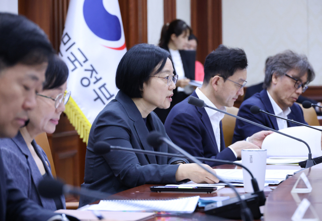 한성숙 국무총리가 9일 서울 종로구 정부서울청사에서 열린 국가정책조정회의에서 발언하고 있다. 회의에서는 ‘산업안전 고용안정 기본계획’이 논의됐다. 연합뉴스