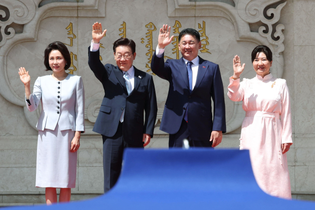 몽골을 국빈 방문한 이재명 대통령과 김혜경 여사가 9일(현지시간) 울란바타르 수흐바타르 광장에서 열린 공식 환영식에서 오흐나 후렐수흐 대통령, 롭상도르지 벌러르체첵 여사와 손을 흔들고 있다. 연합뉴스