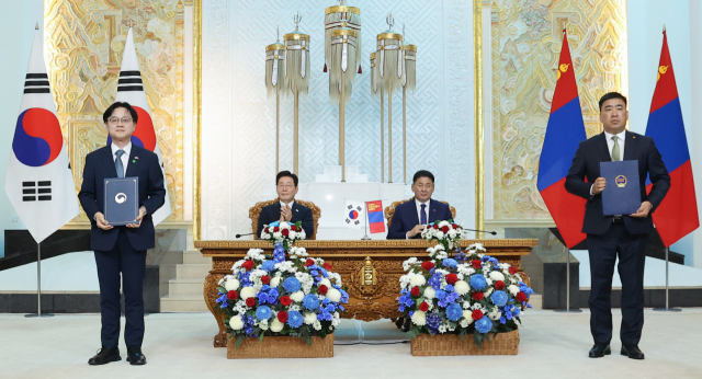 김정관(왼쪽) 산업통상부 장관과 차강후 이데르바트 몽골 식량농업경공업부 장관이 9일(현지시간) 울란바타르 정부청사에서 이재명(왼쪽 두 번째) 대통령과 오흐나 후렐수흐 몽골 대통령이 임석한 가운데 유통·물류 협력을 위한 양해각서(MOU)를 체결한 뒤 기념촬영을 하고 있다. 연합뉴스