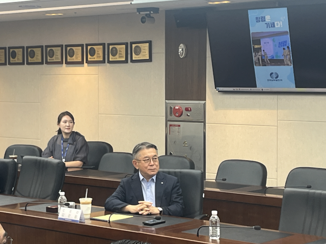 김준동 한국남부발전 사장(가운데)이 9일 현안 점검회의에 앞서 새로 도입된 ‘청렴 다짐 10분’ 프로그램의 첫 세션에 참석해 반부패 쇄신 의지를 담은 영상을 시청하고 있다. 남부발전 제공