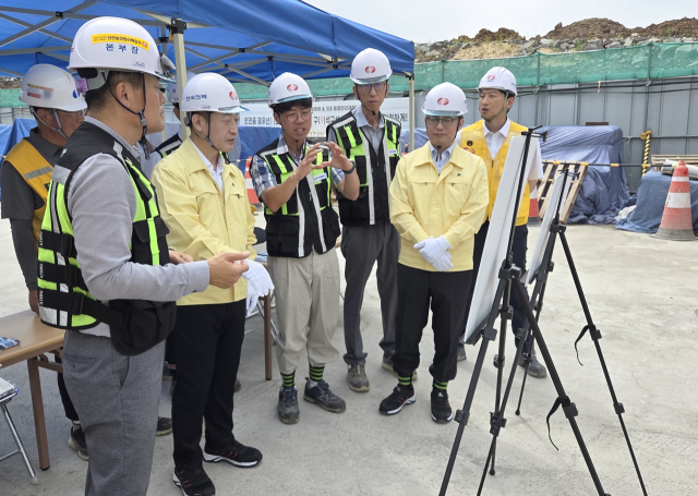 이호현 기후에너지환경부 2차관이 지난 3일 경남 함안군 154kV(킬로볼트) 송전탑 공사 현장을 찾아 장마철 대비 안전관리 현황을 점검하고 있다. 기후부 제공