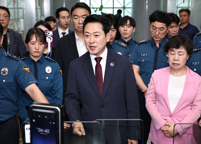 10일 '장윤기 사건'과 관련해 경찰청을 항의 방문한 국민의힘 장동혁 대표와 의원들이 유재성 경찰청장 직무대행과의 면담장에 취재진, 보좌관 등의 출입을 막으며 비공개를 요청하는 경찰에게 항의하고 있다. 연합뉴스
