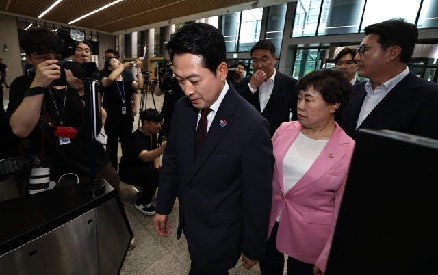 '장윤기 사건'과 관련해 경찰청을 항의 방문한 국민의힘 장동혁 대표가 10일 서울 서대문구 경찰청으로 들어서고 있다. 이날 국민의힘 장동혁 대표와 의원들은 유재성 경찰청장 직무대행과의 면담장에 취재진과 보좌관 등의 출입을 막는 경찰과 대치하다 면담을 취소하고 돌아갔다. 연합뉴스