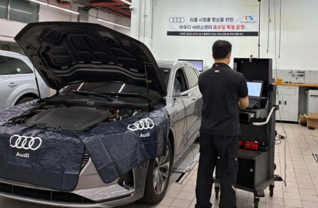폭스바겐 서비스센터에서 아우디 차량을 리콜 수리하고 있다. 한국교통안전공단 제공