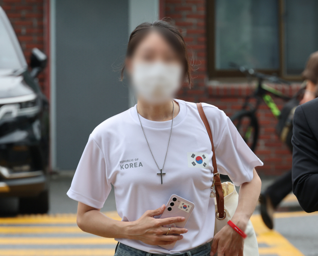 6·3 지방선거 개표소로 사용된 올림픽공원 핸드볼경기장 문 앞에서 체육단체 직원들의 장내 사무실 진입을 막아 업무 방해 혐의를 받는 30대 여성이 10일 서울 송파경찰서에서 조사받기 위해 출석하고 있다. 강성 보수 커뮤니티에서는 개표소 진입을 홀로 막은 이 여성을 두고 '올림픽공원 잔다르크'의 줄임말인 '올다르크'라 부르며 추앙하는 움직임이 일었다. 연합뉴스