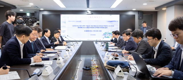 김성환 기후에너지환경부 장관이 10일 서울 중구 한국전력 경인건설본부에서 열린 ‘배전망 ESS 구축지원사업 업무협약식’에서 참여 기관들과 사업내용에 대해 논의하고 있다. 기후부 제공