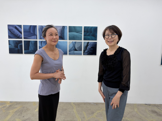 어컴퍼니 전시장에서 만난 전은숙(왼쪽), 이진이 작가. 김은영 기자 key66@