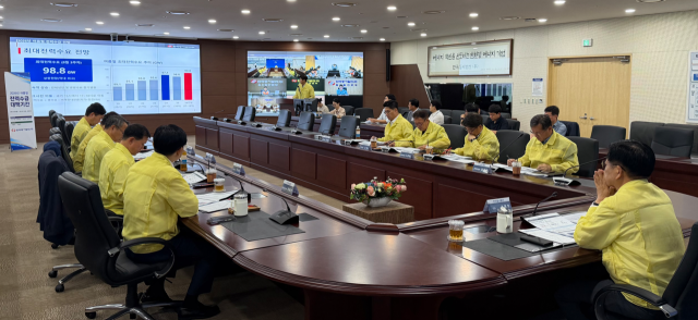 한국동서발전 최고경영자(CEO), 안전기술부사장 등 주요 경영진이 ‘2026 여름철 안정적 전력공급을 위한 전사 발전설비 안정운영 대책회의’를 진행하고 있다. 동서발전 제공