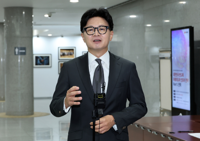무소속 한동훈 의원이 9일 국회 의원회관에서 열린 반도체 미래와 생존을 위한 연속 토론회에 참석한 뒤 기자들의 질문에 답하고 있다. 연합뉴스