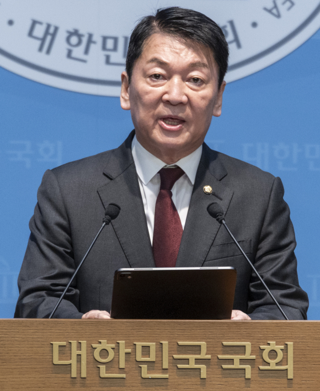 국민의힘 안철수 의원이 12일 국회에서 무소속 한동훈 의원의 국민의힘 복당 반대 기자회견을 하고 있다. 연합뉴스