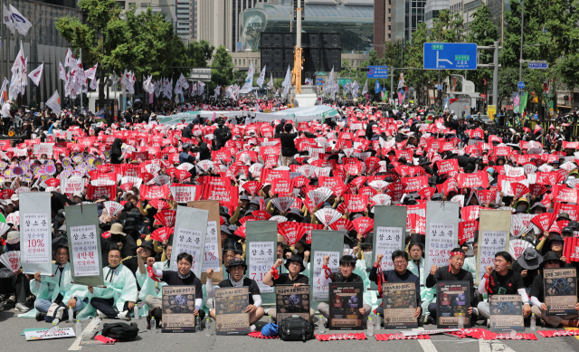 11일 서울 숭례문 앞 세종대로에서 열린 전국공무원노동조합 공무원·교사 노동자대회에서 참석자들이 구호를 외치고 있다. 연합뉴스