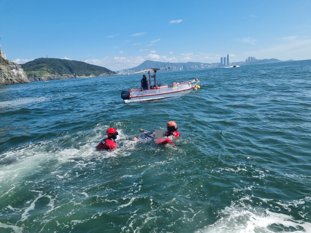 12일 부산 해양경찰서에 따르면 이날 오전 9시 20분께 부산 남구 오륙도 등대섬 인근 바다에서 낚시객이 빠졌다는 신고가 접수됐다. 부산 해양경찰서 제공.