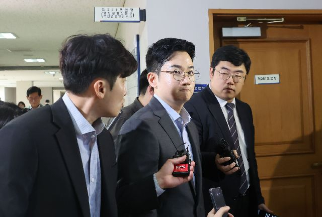 지난 6·3 지방선거에서 피습 자작극 혐의를 받고 있는 정이한 전 개혁신당 부산시장 후보가 지난 8일 오후 부산 연제구 부산지방법원에 구속 전 피의자 심문에 출석하기위해 법정에 들어서고 있다. 부산일보DB
