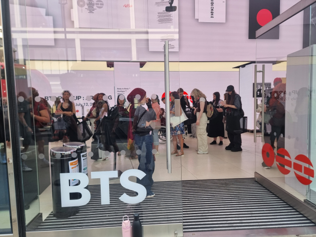 3일(현지시간) 영국 런던 도심에 마련된 방탄소년단(BTS) 팝업 스토어에 팬들이 모여 있다. 연합뉴스