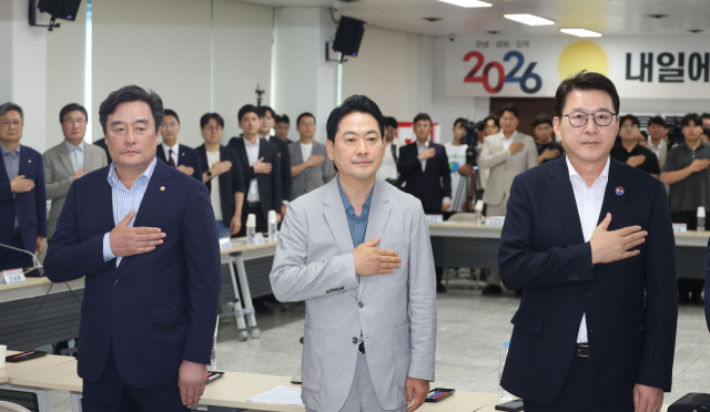 장동혁 국민의힘 대표가 12일 부산 수영구 국민의힘 부산시당에서 열린 '6·3 참정권 박탈 사태 부산·경남권 청년·대학생 현장 간담회'에 참석, 국기에 대한 경례를 하고 있다. 이재찬 기자 chan@