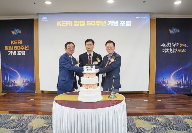 ‘한국전기연구원(KERI) 50주년 기념 케이크 커팅’ 장면(왼쪽부터 박종배 대한전기학회장, 김남균 KERI 원장, 김호용 KERI 전원장). KERI 제공