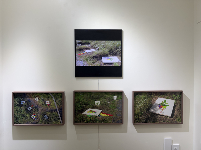 지난해 부산 기장군 정관읍 두명리 ‘밖_앝’에서 열린 최은희 개인전 ‘Land of Utopia’ 전시 광경을 보여주는 사진과 영상 자료도 함께 전시하고 있다. 김은영 기자 key66@