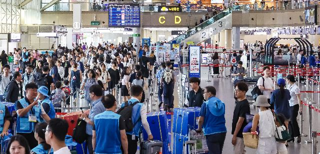 부산 김해국제공항 국제선 출국장이 해외여행을 떠나는 여행객들로 붐비고 있다. 김종진 기자 kjj1761@ 2025.07.24 부산일보DB