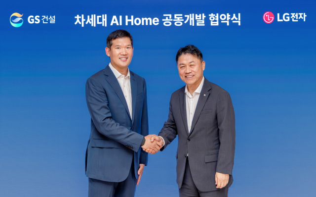 LG전자 류재철(오른쪽) 대표이사 사장과 GS건설 허윤홍 대표가 ‘차세대 AI홈 공동개발을 위한 업무협약(MOU)’을 맺은 뒤 악수를 하고 있다.LG전자 제공
