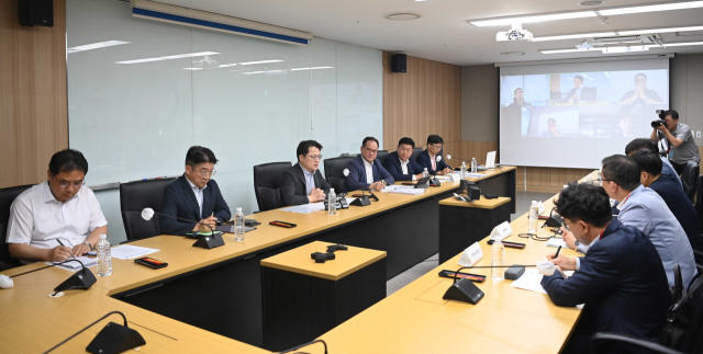 문신학(왼쪽 테이블 왼쪽 세 번째) 산업통상부 차관이 13일 오전 정부세종청사 산업부 회의실에서 중동정세 긴장 재고조에 따른 ‘원유 수급상황 긴급 점검회의’를 주재하고 있다. 산업부 제공