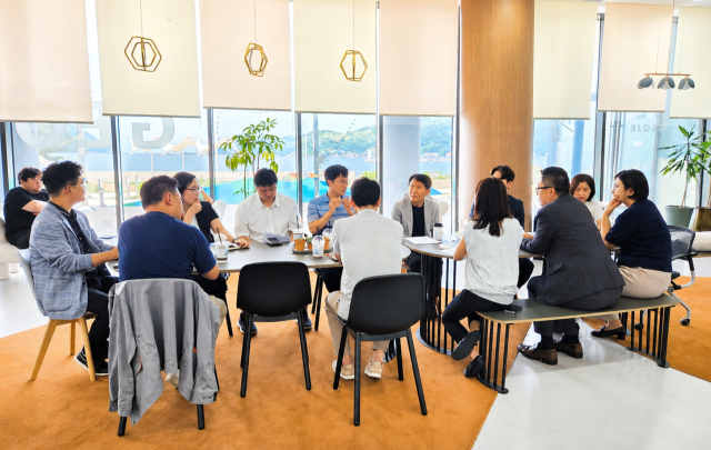 거제시는 지난 9일 일운면 거제관광협업센터에서 관광사업체 간담회를 열어 흥남철수기념관 연계 할인·공동홍보 추진, 인바운드 관광 활성화를 위한 여행사 인센티브 지원제도 개선, 체류형 관광상품 개발 방안 등을 논의했다. 거제시 제공