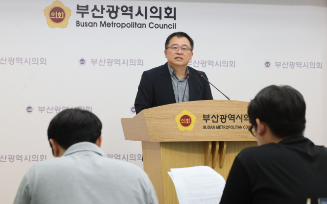 부산경실련 도한영 사무처장이 13일 부산시의회 브리핑룸에서 기자회견을 열고 부산 이전 공공 기관 14곳, 시 산하 기관 19곳, 국립대 4곳 등 총 46개 기관 가운데 정보를 공개한 34개 기관의 지방은행 예치 현황을 발표하고 있다. 정종회 기자 jjh@