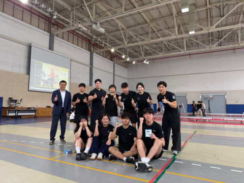 중앙소방학교를 방문한 동의과학대학교 응급구조과 전공동아리 학생들이 개편 소방체력시험 체험을 성공적으로 마친 뒤 기념 촬영을 하고 있는 모습. 동의과학대 제공