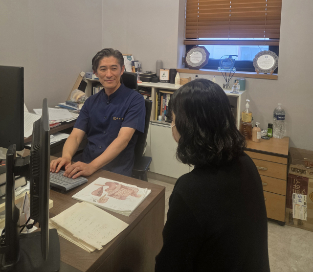 부산 속편한내과의원 한서룡 원장은 “스트레스 등으로 과민성장증후군 환자가 점점 늘어나는 추세”라며 “병원을 방문해 정확한 진단을 받고, 환자의 증상에 맞는 치료를 받으면서 조절해 나가면 삶의 질이 향상될 수 있다”고 말했다. 속편한내과의원 제공
