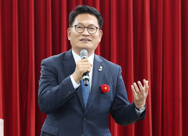 더불어민주당 당 대표 경선에 출마한 송영길 의원이 13일 경기도 성남시 분당구 새마을운동중앙연수원에서 열린 민주당 전국 시·도 노인위원장 워크숍에서 인사말을 하고 있다. 연합뉴스