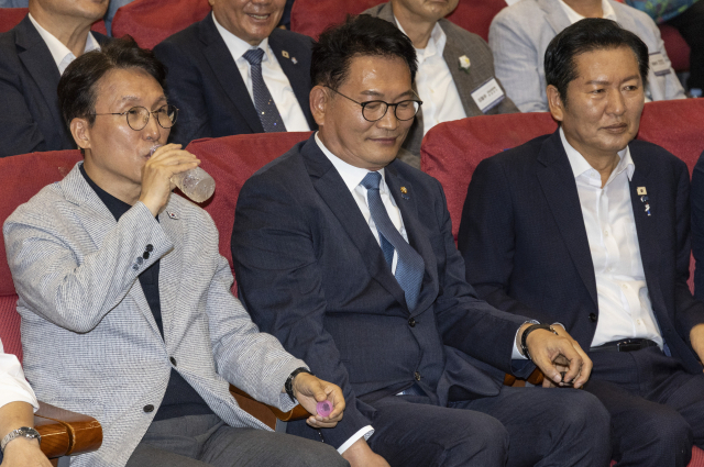 12일 국회 의원회관에서 열린 전국자치분권민주지도자회의(KLDC)에 더불어민주당 당 대표 후보 주자들이 나란히 앉아 있다. 김민석 전 총리, 송영길 의원, 정청래 전 대표. 연합뉴스