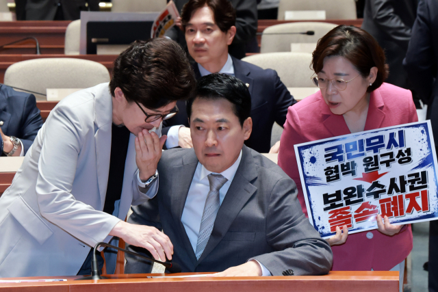 국민의힘 장동혁 대표가 13일 국회에서 열린 의원총회에 참석해 강선영 의원과 대화하고 있다. 연합뉴스