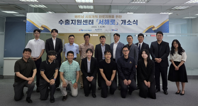 한국서부발전은 지난 9일과 10일(현지시간) 이틀간 베트남 호치민과 하노이에서 협력 중소기업의 현지 진출 기반 마련을 위한 수출지원 행사를 진행했다고 13일 밝혔다. 지난 9일 베트남 호치민에서 수출지원센터 '서해로' 개소식 후 관계자들이 기념 촬영하는 모습. 서부발전 제공