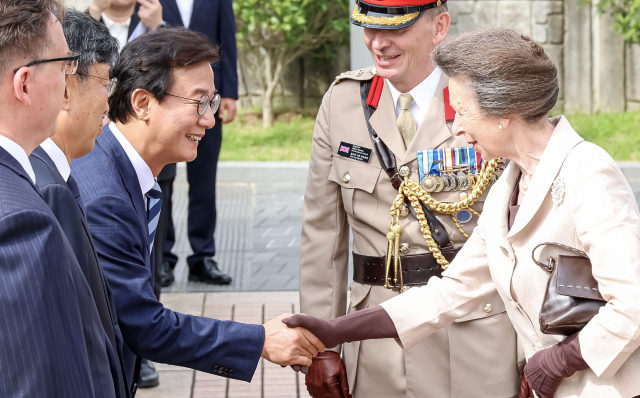 찰스 3세 국왕의 여동생 앤 공주가 8년 만에 한국을 방문한 14일 부산 남구 유엔기념공원에서 앤 공주가 전재수 부산시장과 악수하고 있다. 김종진 기자 kjj1761@