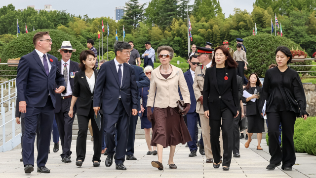 찰스 3세 국왕의 여동생 앤 공주가 8년 만에 한국을 방문한 14일 부산 남구 유엔기념공원에서 앤 공주가 서정인 유엔기념공원 관리처장의 설명을 듣고 있다. 김종진 기자 kjj1761@