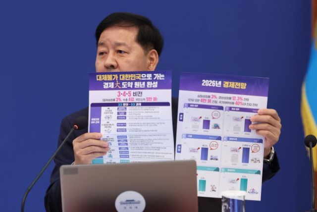 구윤철 부총리 겸 재정경제부 장관이 14일 청와대에서 열린 국무회의에서 2026년 하반기 경제성장전략에 관한 설명을 하고 있다. 연합뉴스