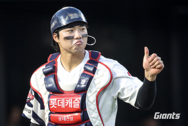 롯데 자이언츠 손성빈이 올 시즌 롯데의 주전 포수로 거듭났다. 손성빈은 “후반기도 다치지 않고 팀 성적도 올라가 가을 야구에서 포수 마스크를 쓰고 싶다”고 후반기 활약을 다짐했다. 롯데 자이언츠 제공