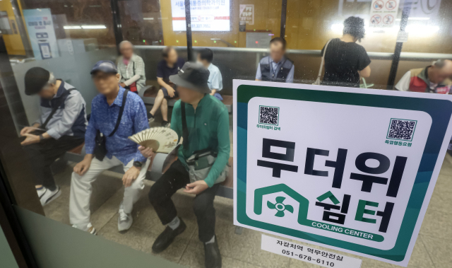 부산 중구 자갈치역 고객대기실에서 시민들이 무더위쉼터를 이용하며 더위를 식히고 있다. 김종진 기자 kjj1761@