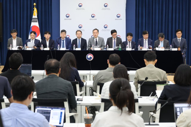 이형일 재정경제부 1차관이 10일 세종시 정부세종청사에서 2026년 하반기 경제성장 전략에 대해 브리핑하고 있다. 연합뉴스