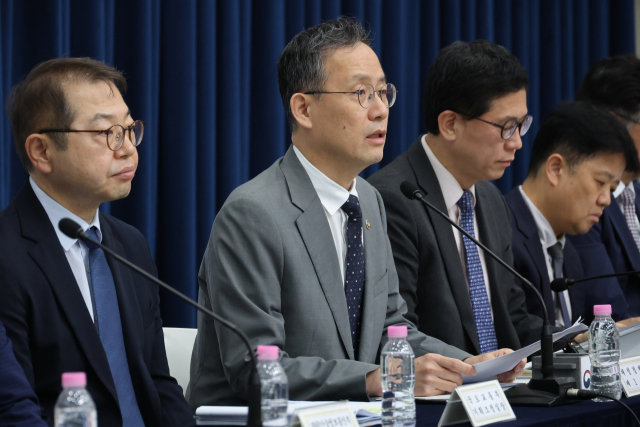 이형일 재정경제부 1차관(왼쪽 두 번째)이 지난 10일 세종시 정부세종청사에서 2026년 하반기 경제성장전략에 대해 브리핑하고 있다. 연합뉴스