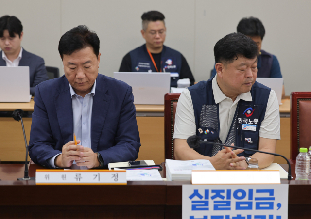 14일 정부세종청사 최저임금위원회에서 열린 제14차 전원회의에서 사용자위원인 류기정 한국경영자총협회(경총) 전무(왼쪽)와 근로자위원인 류기섭 한국노총 사무총장이 굳은 표정으로 발언을 듣고 있다. 연합뉴스